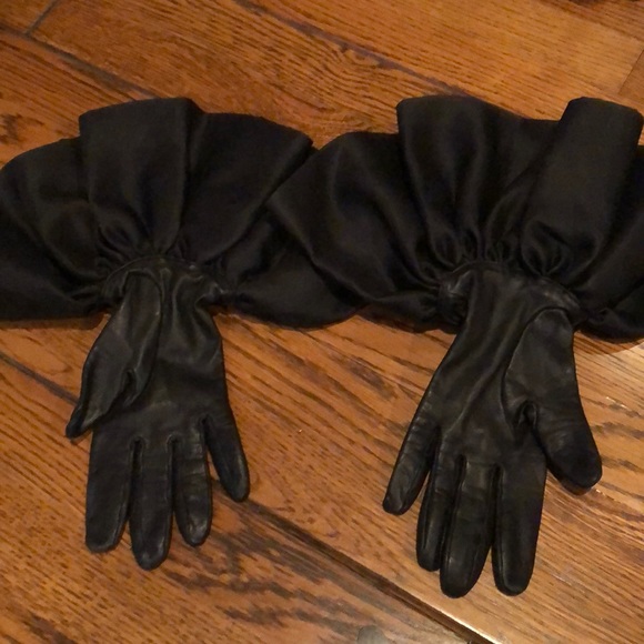 Isabel Canovas gloves